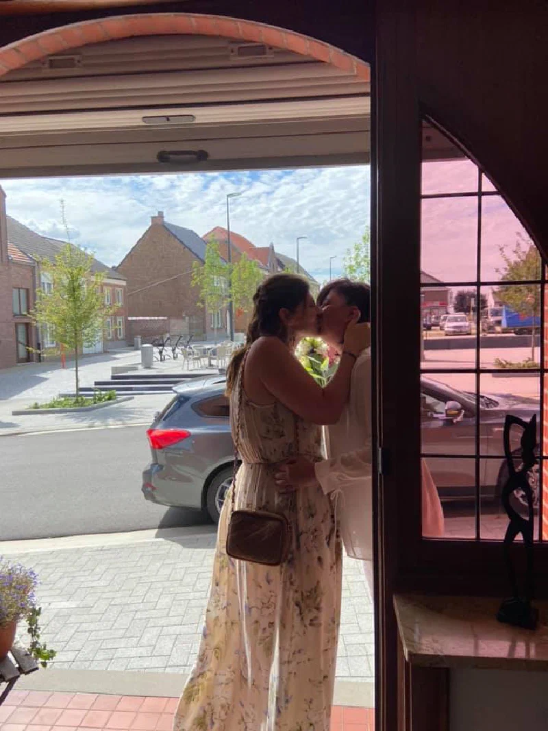 Kelly's wife Ziggy and Kelly kissing on their wedding day in the garden